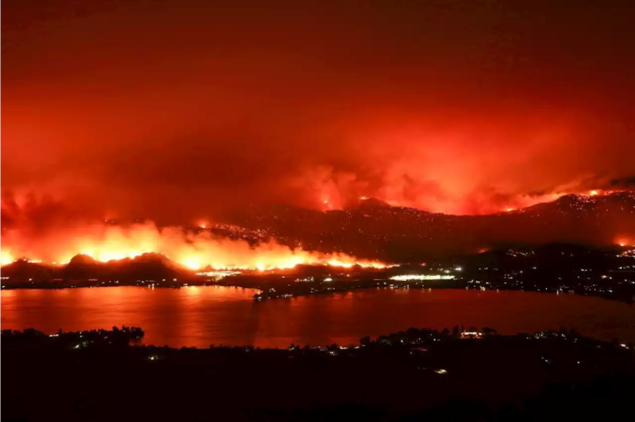 Incêndio florestal no Canadá foge do controle e cruza fronteira dos EUA