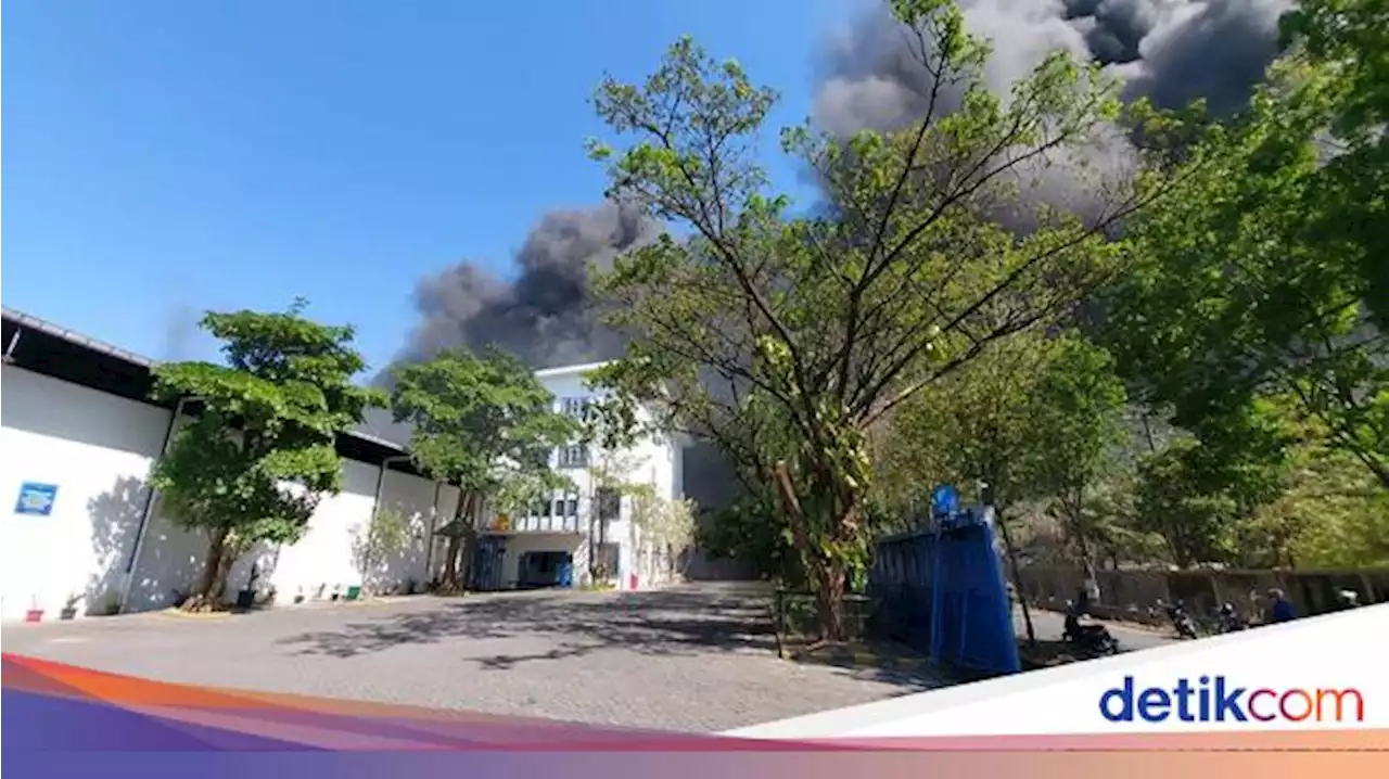 Pabrik Plastik di Kepatihan Gresik Terbakar