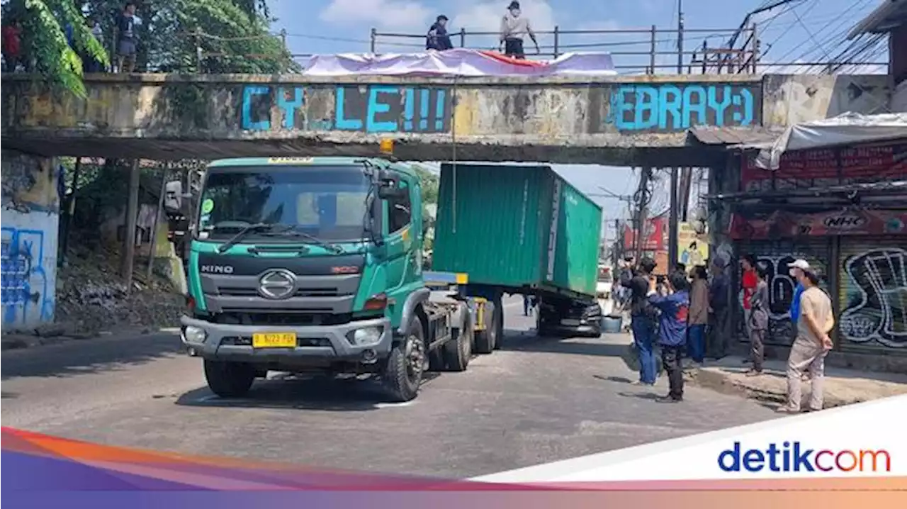 Truk Nyangkut Jembatan Talang Bogor, Warga: Sering Kejadian di Sini