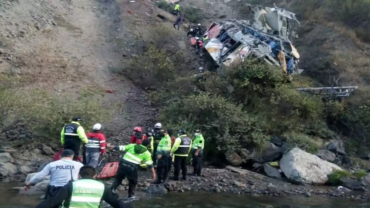 Al menos 10 muertos al caer autobús a abismo en norte de Perú