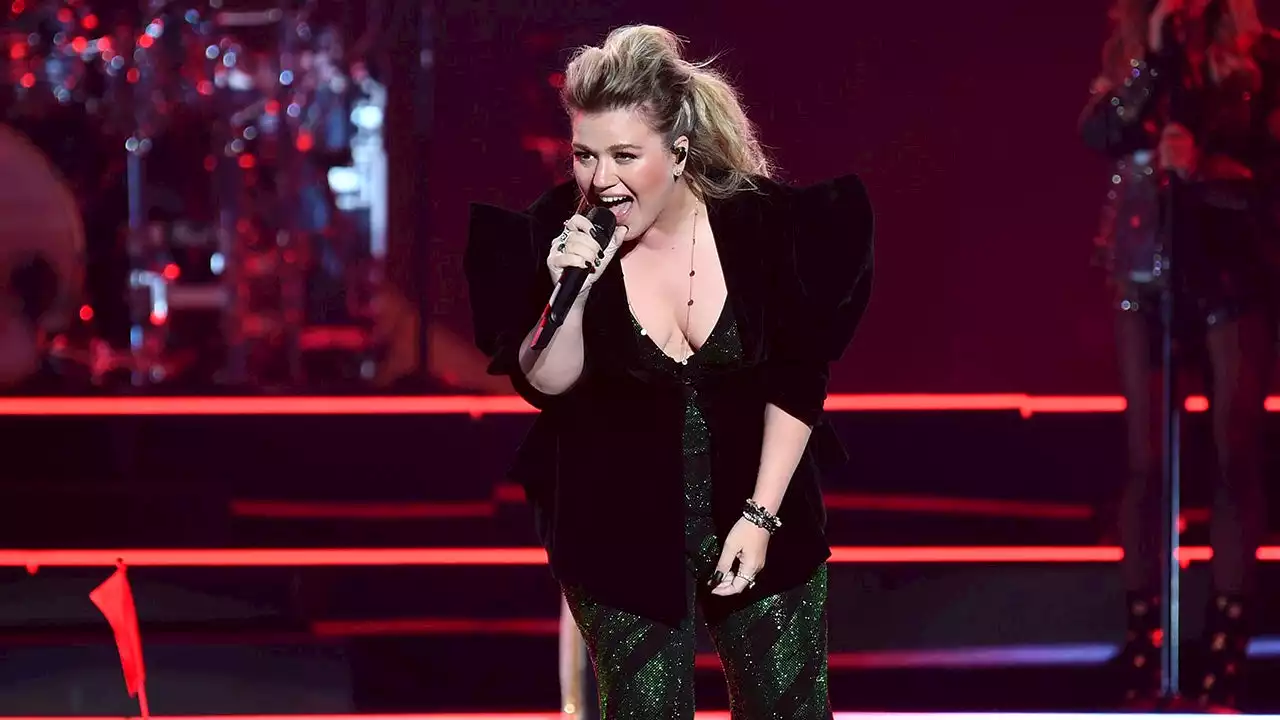 Kelly Clarkson Warns Fans to Only 'Throw Diamonds' at Vegas Residency