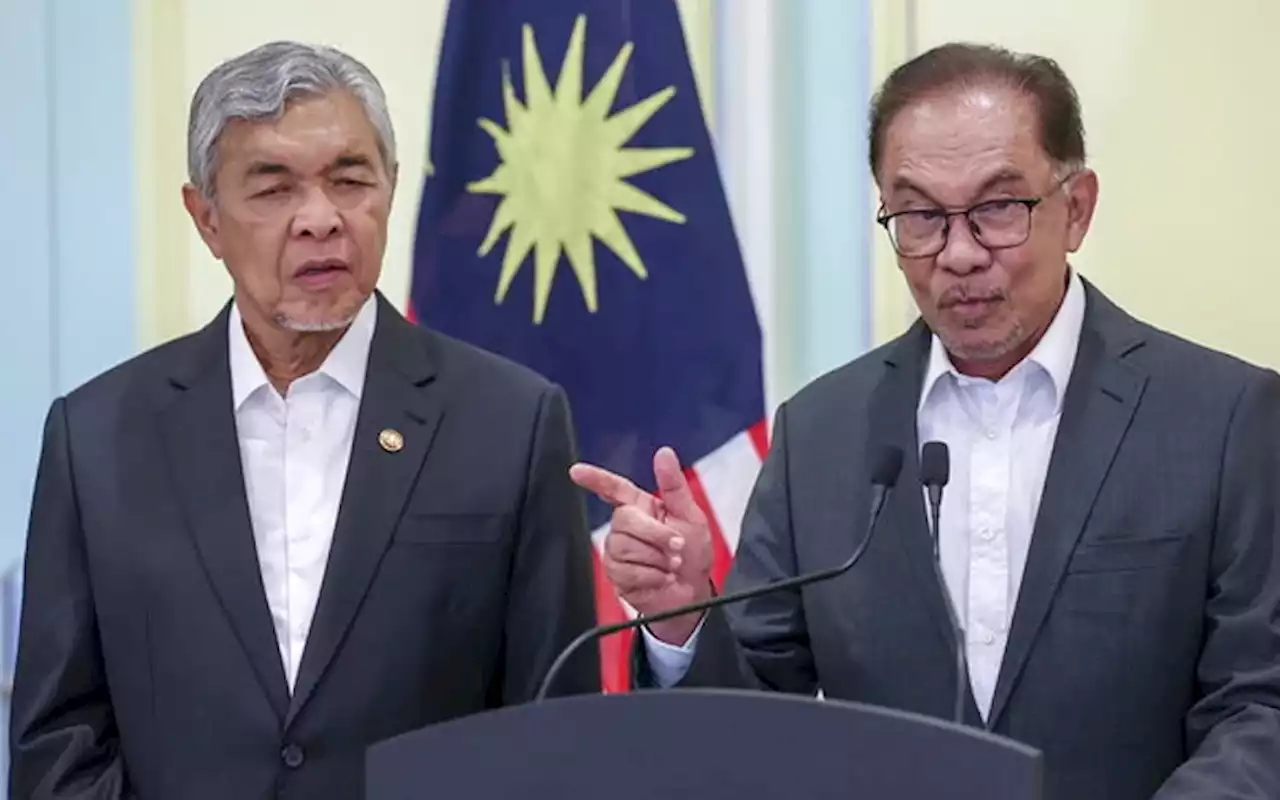 Bersatu lodges reports against Anwar, Zahid over alleged ‘threats’, election ‘bribe’