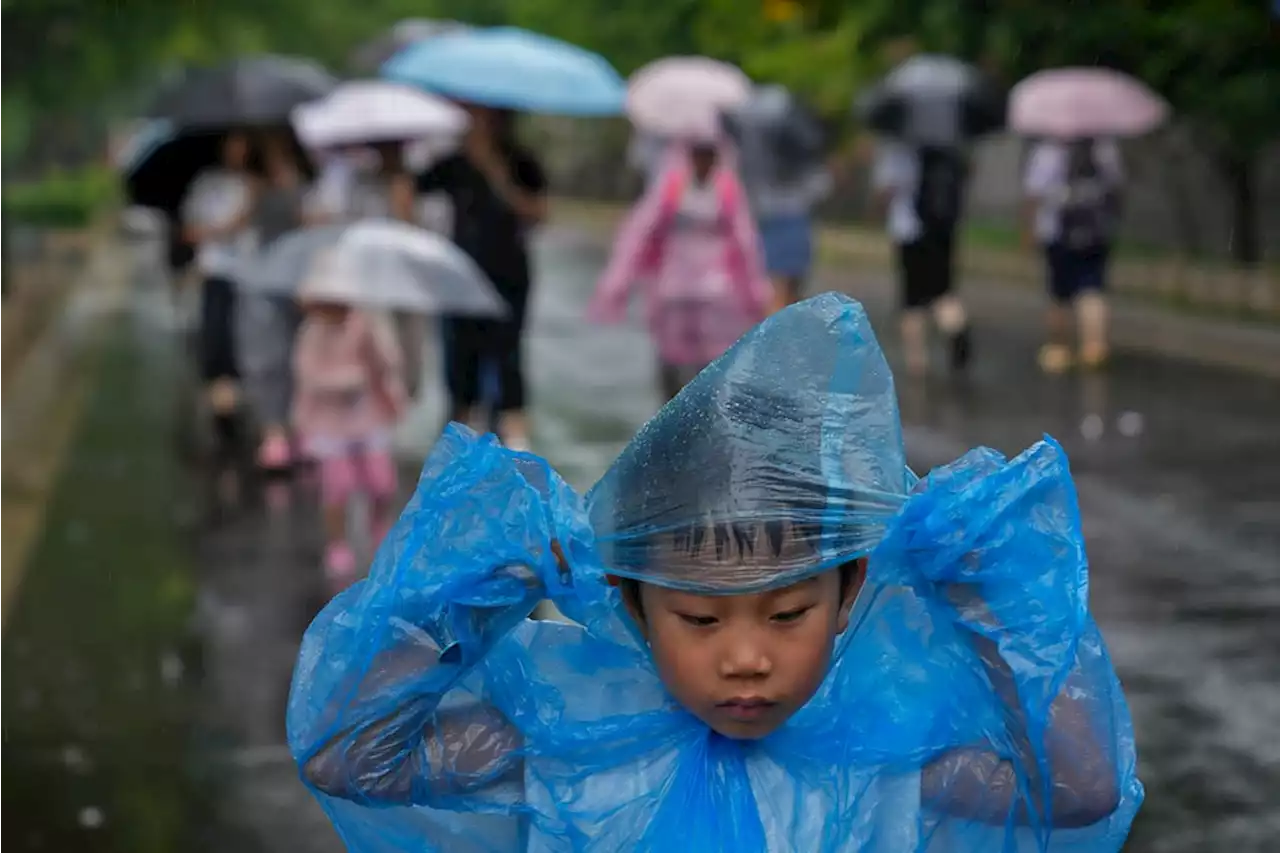 Thousands flee homes as heavy rain lashes Beijing