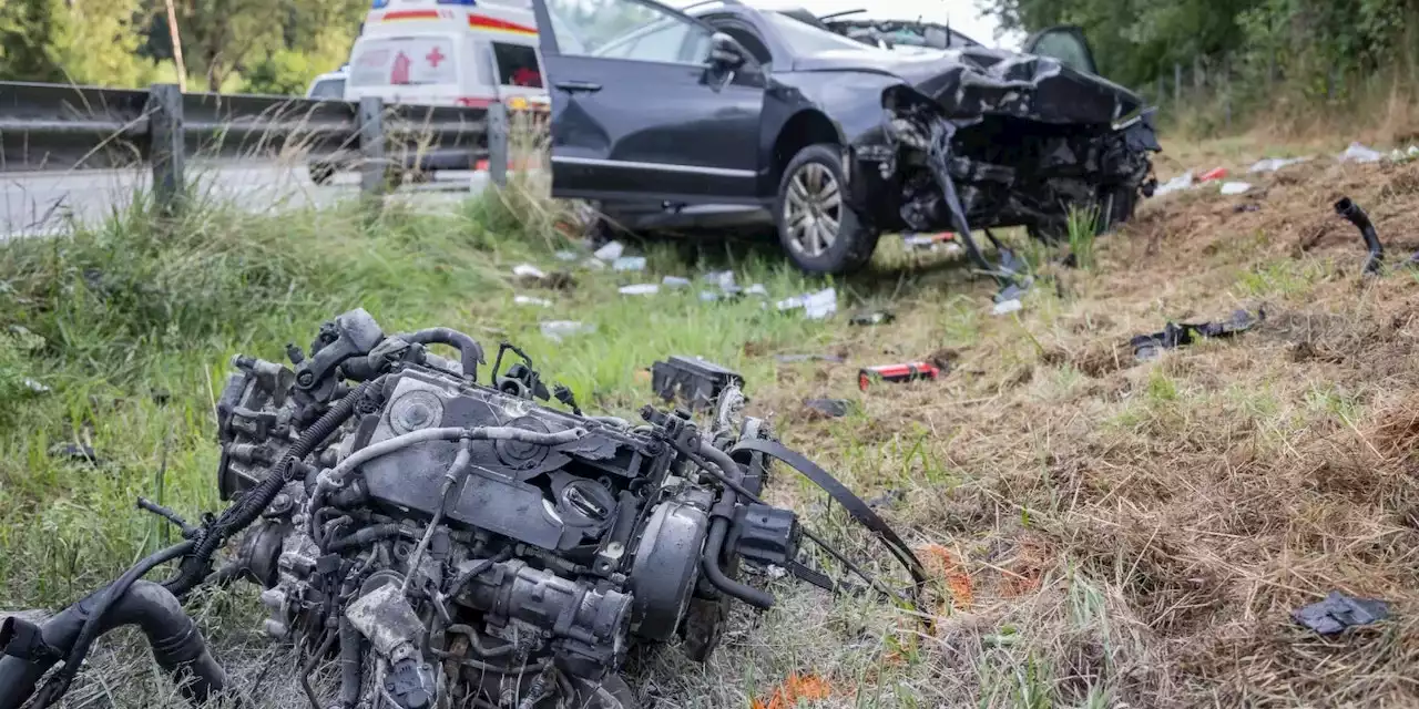 Schwerer Crash auf der A1 – Motor aus Auto gerissen