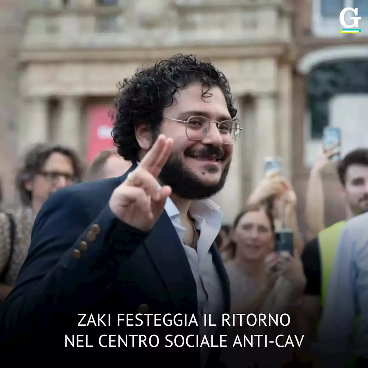 Zaki festeggia il ritorno nel centro sociale anti-Cav