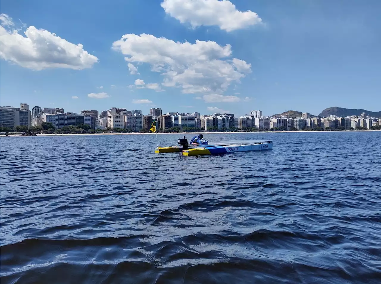 Barcos movidos a energia solar participam de competição na Praia de Icaraí