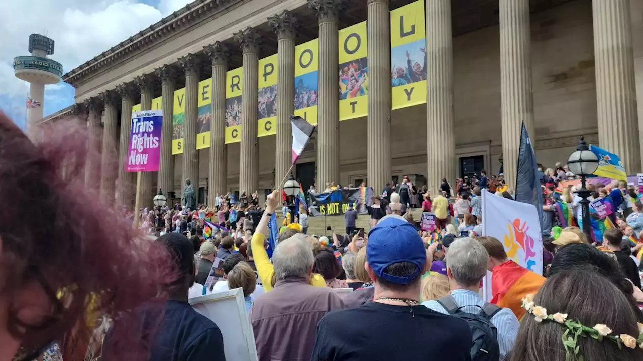 Liverpool sedia Marcha do Orgulho de Kiev e reúne milhares de pessoas: 'Não há arco-íris sem azul e amarelo'