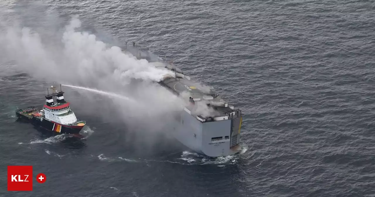 Globales Mahnmal: Der brennende Autofrachter &quot;Fremantle Highway&quot;, beileibe kein Einzelfall