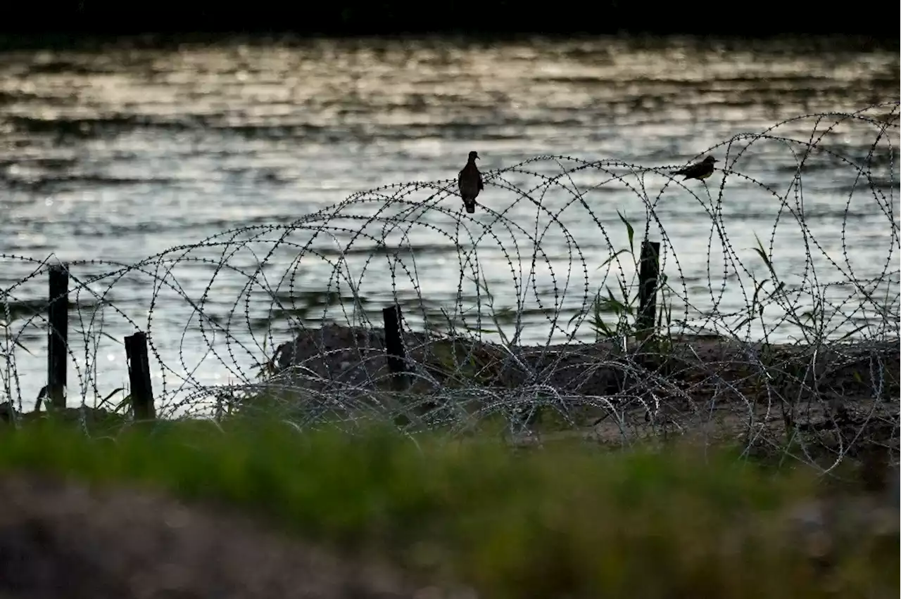 La Jornada: Repudio a Abbott por sus políticas antimigrantes, afuera de su casa en Texas