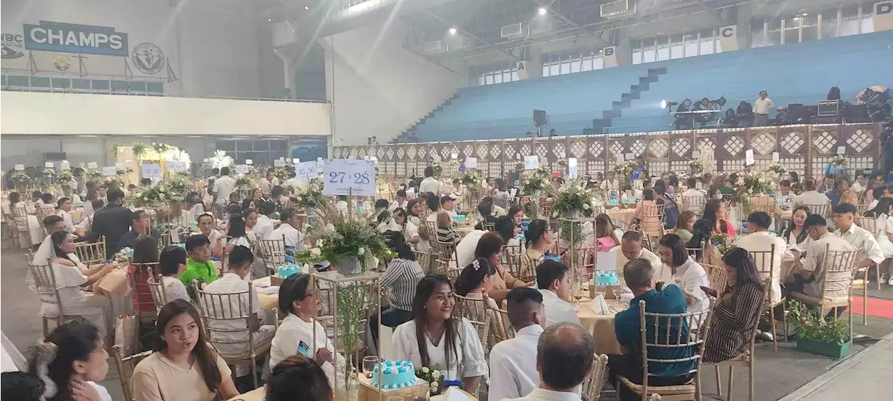 105 couples tie knot in Malabon City despite heavy rains