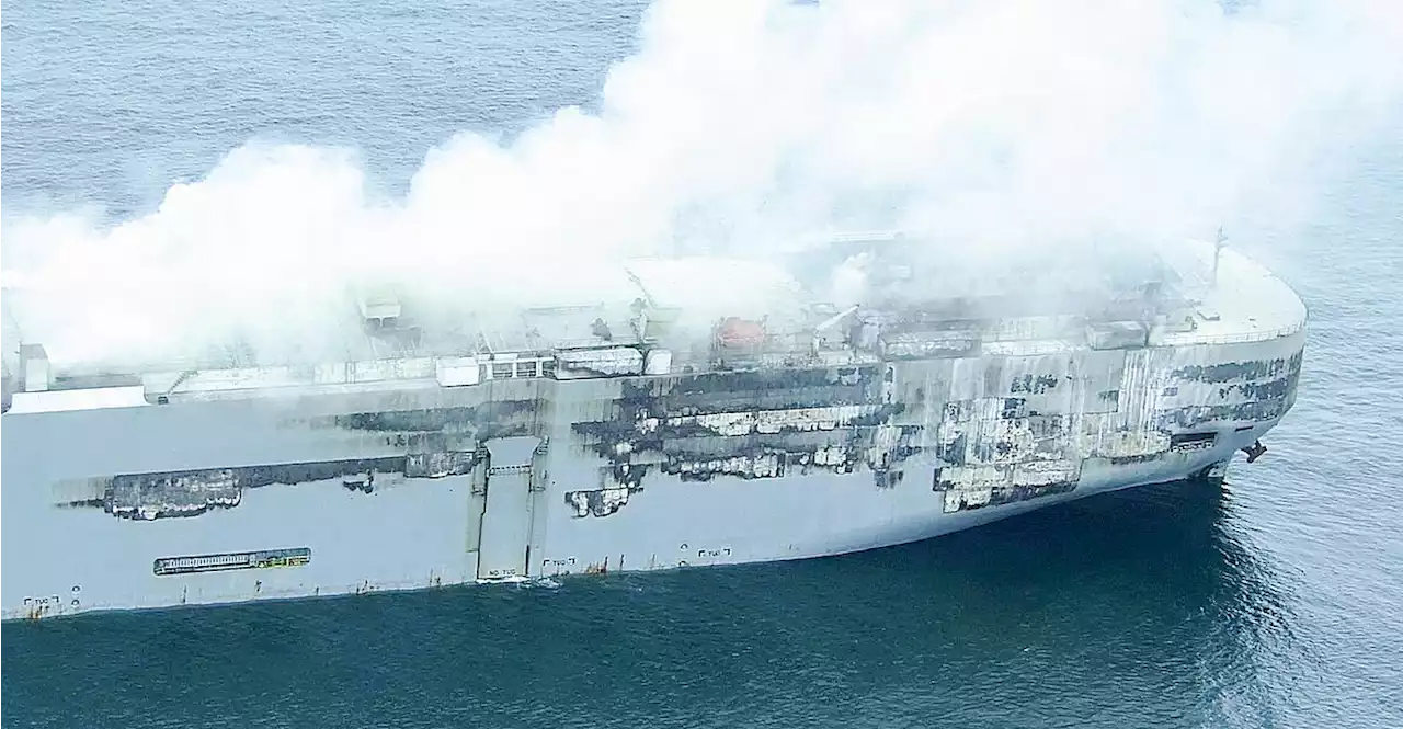 Brennender Frachter im Wattenmeer nahe dem neuen Ankerplatz