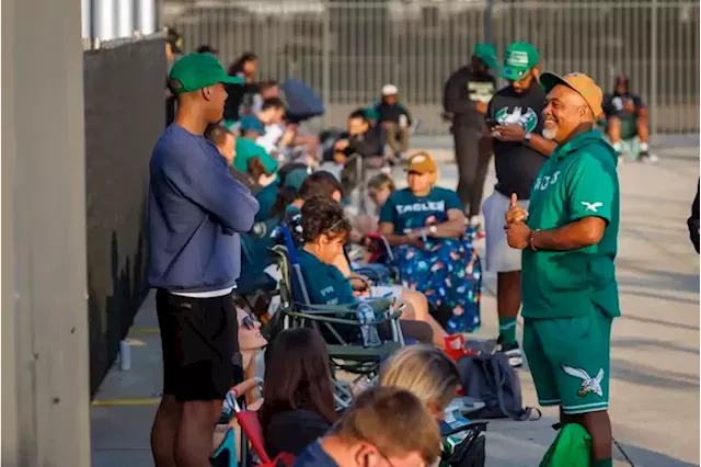 Eagles fans flock to Pro Shop for release of Kelly Green jerseys