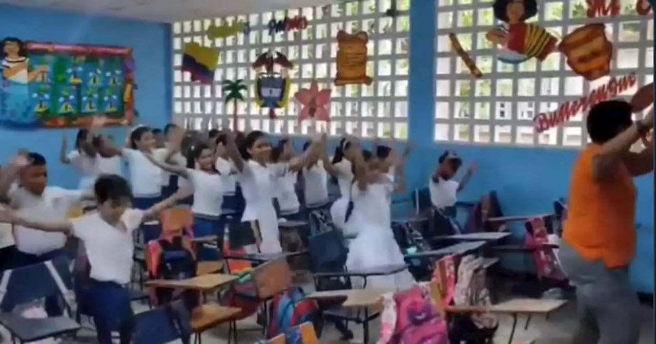 La pausa activa de una profesora y sus pequeños estudiantes bailando en salón de clases