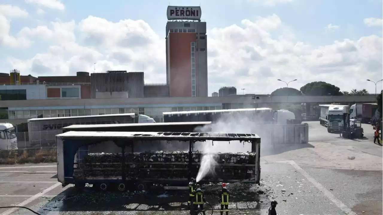 A fuoco centinaia di casse di birre all’esterno dello stabilimento Peroni di Bari: 'Nessun ferito'