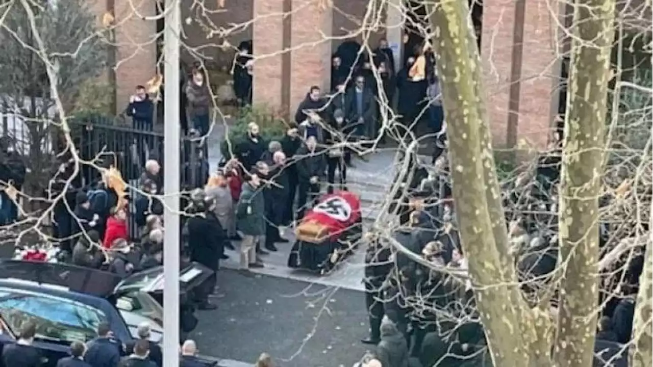 Funerale con bandiera nazista e saluti romani, in 8 rischiano il processo per incitamento all’odio