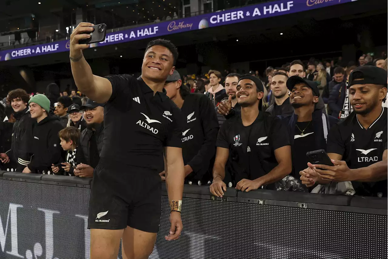 All Blacks leapfrog Les Bleus