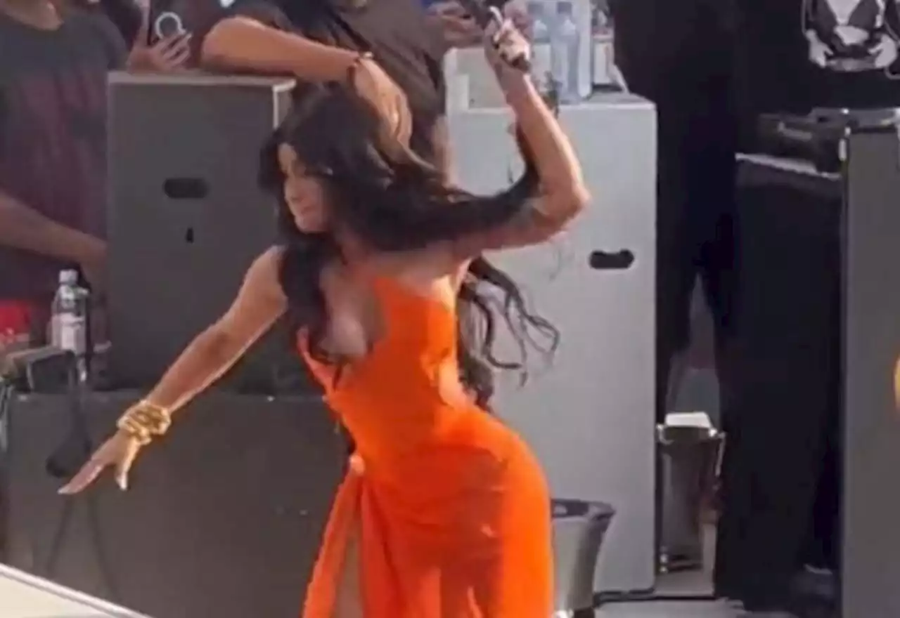 Vídeo: Cardi B arremessa microfone em fã que atirou copo de bebida na cantora - SBT News