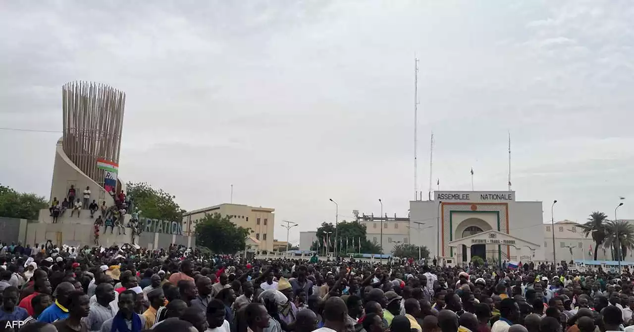 انقلابيو النيجر يتهمون فرنسا بالاستعداد 'للتدخل عسكرياً' لتحرير بازوم