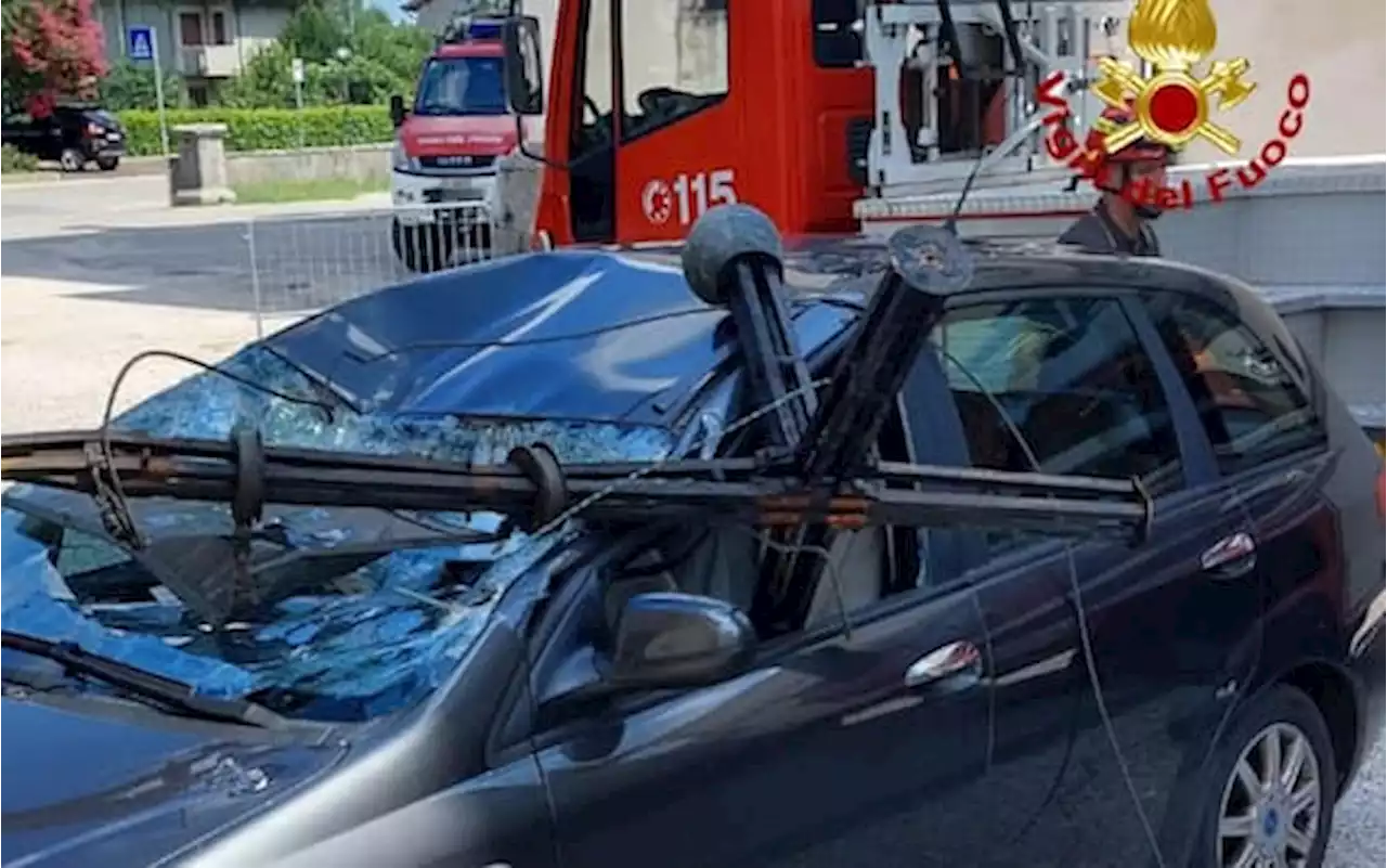 Longare, vento stacca croce dal campanile: finisce su auto del parroco