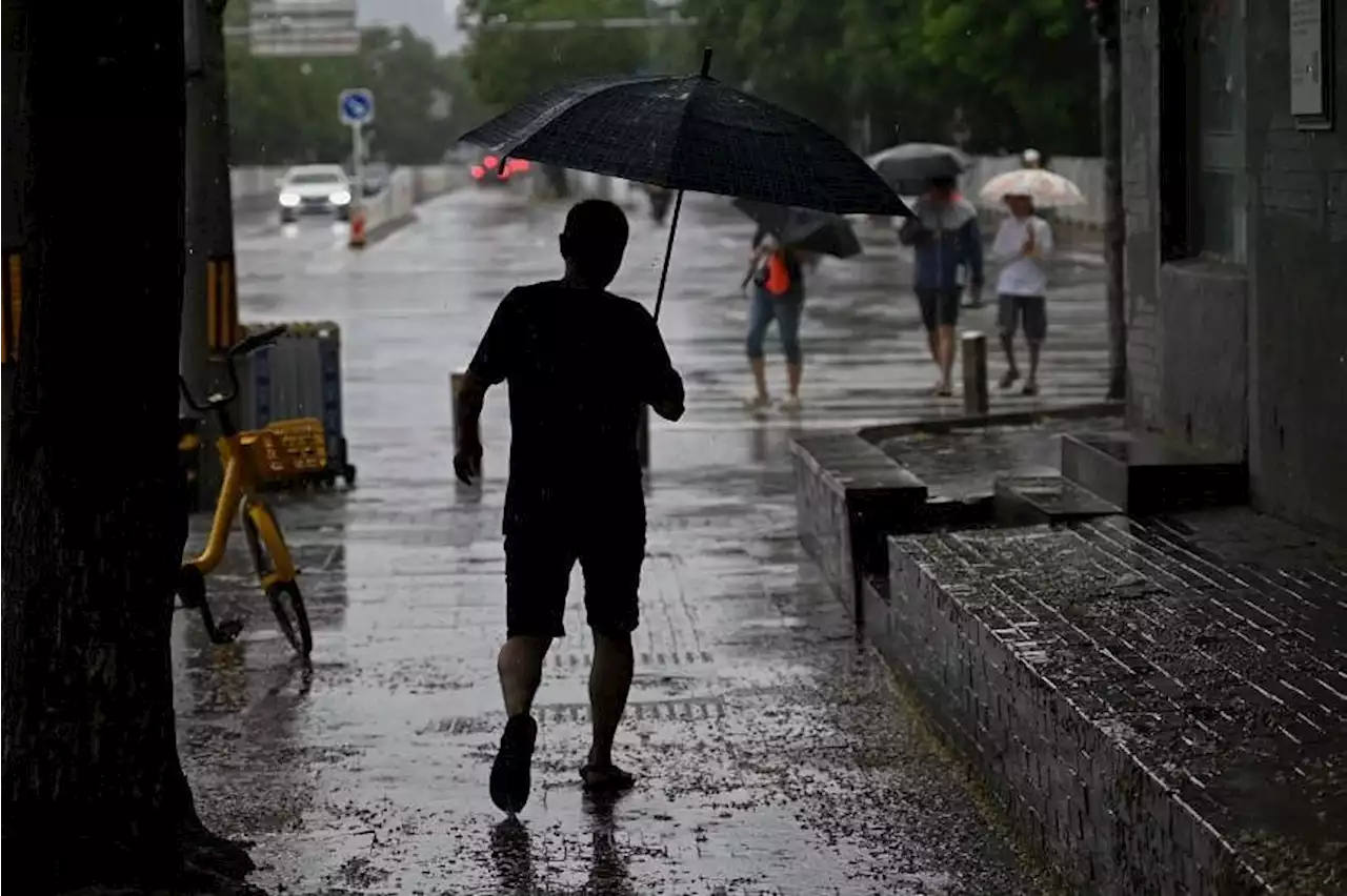 Typhoon Doksuri: Thousands flee homes as heavy rain lashes Beijing