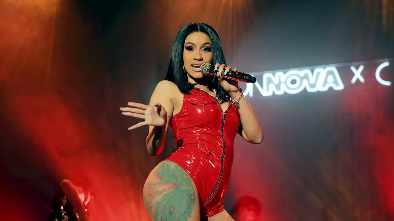 Cardi B lancia il microfono contro un fan che le aveva tirato un drink