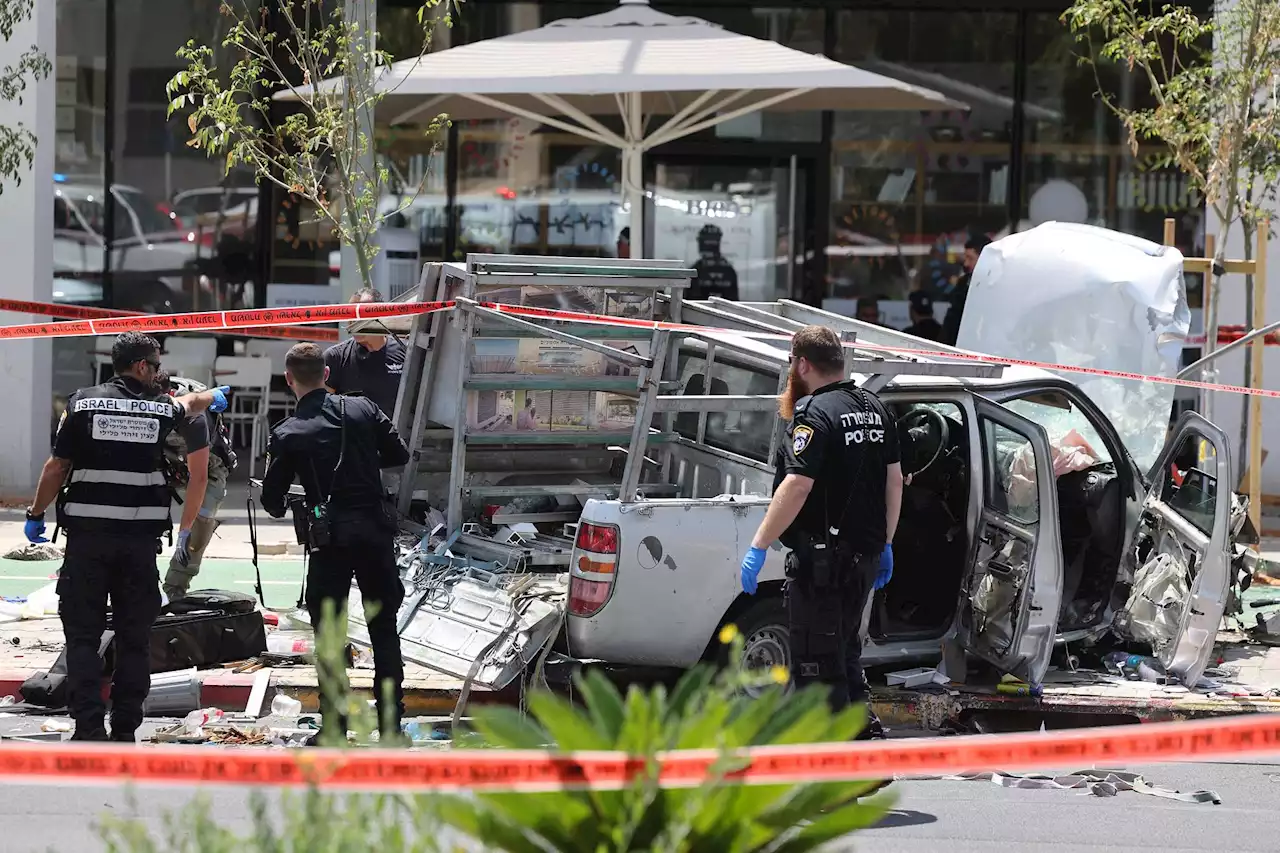 Attentato a Tel Aviv, auto contro folla: 7 feriti, ucciso l'aggressore