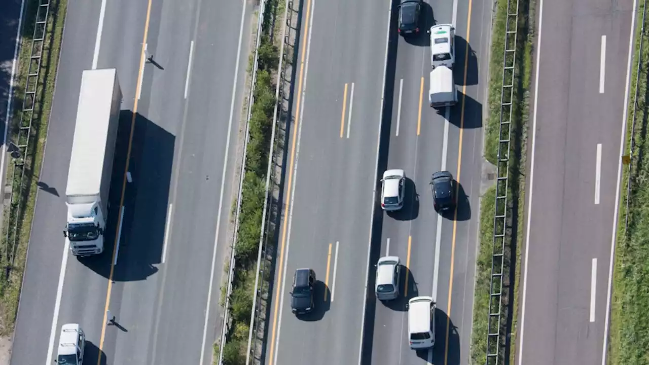 Wie Sie auf der Autobahn sicherer durch Baustellen kommen