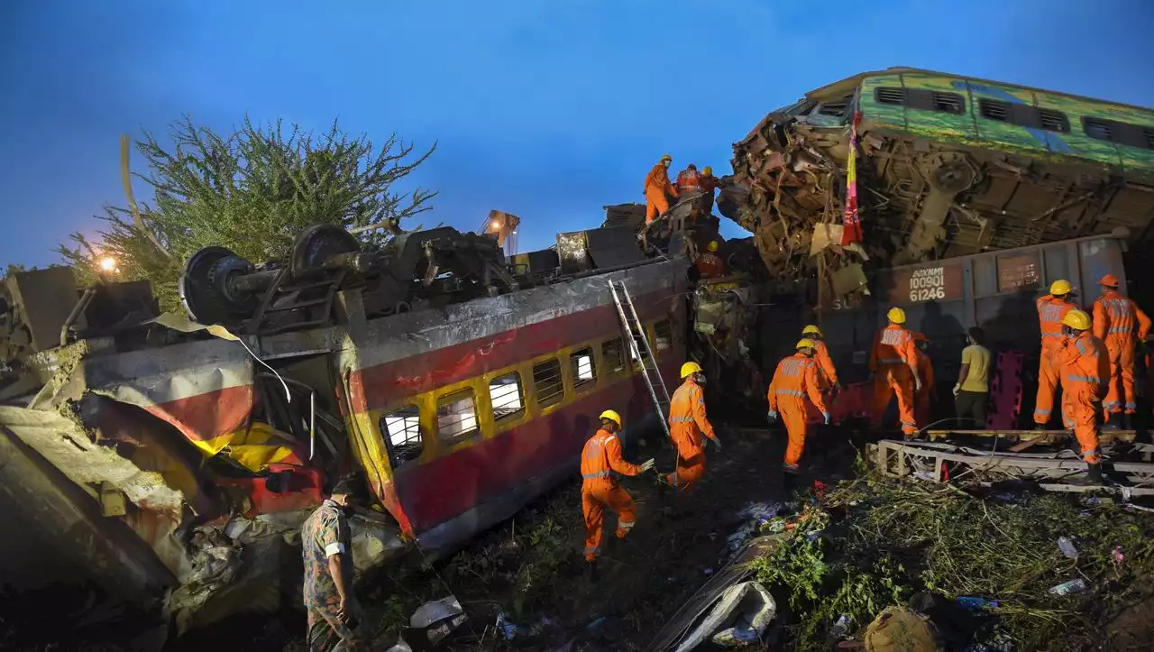 Indien: Reparaturarbeiten an Bahnschranke führten offenbar zu Zungunglück mit 288 Toten