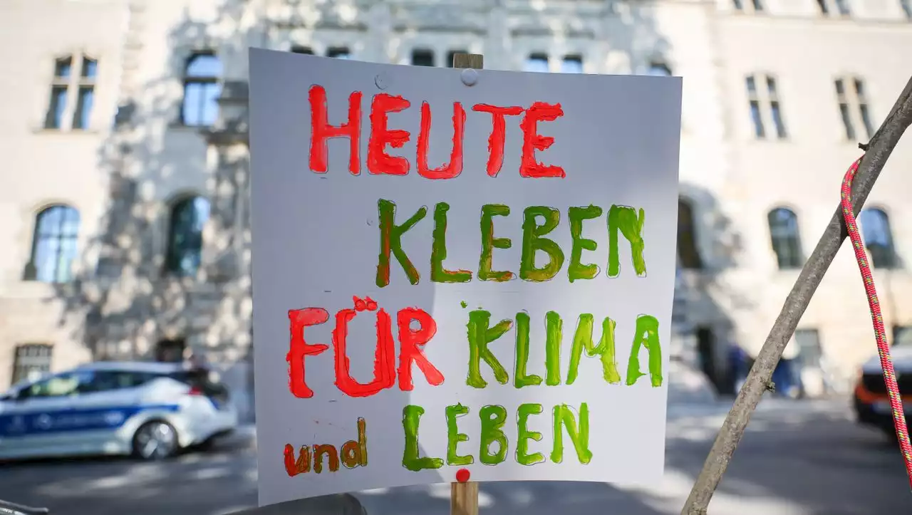 Prozess in Leipzig: Klimaaktivisten nach Sitzblockade freigesprochen