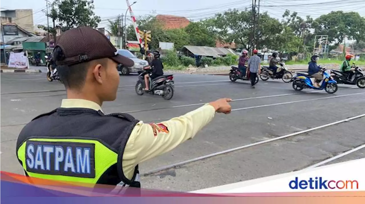 Aksi Heroik Penjaga Perlintasan KA Bandung Selamatkan Pejalan Kaki