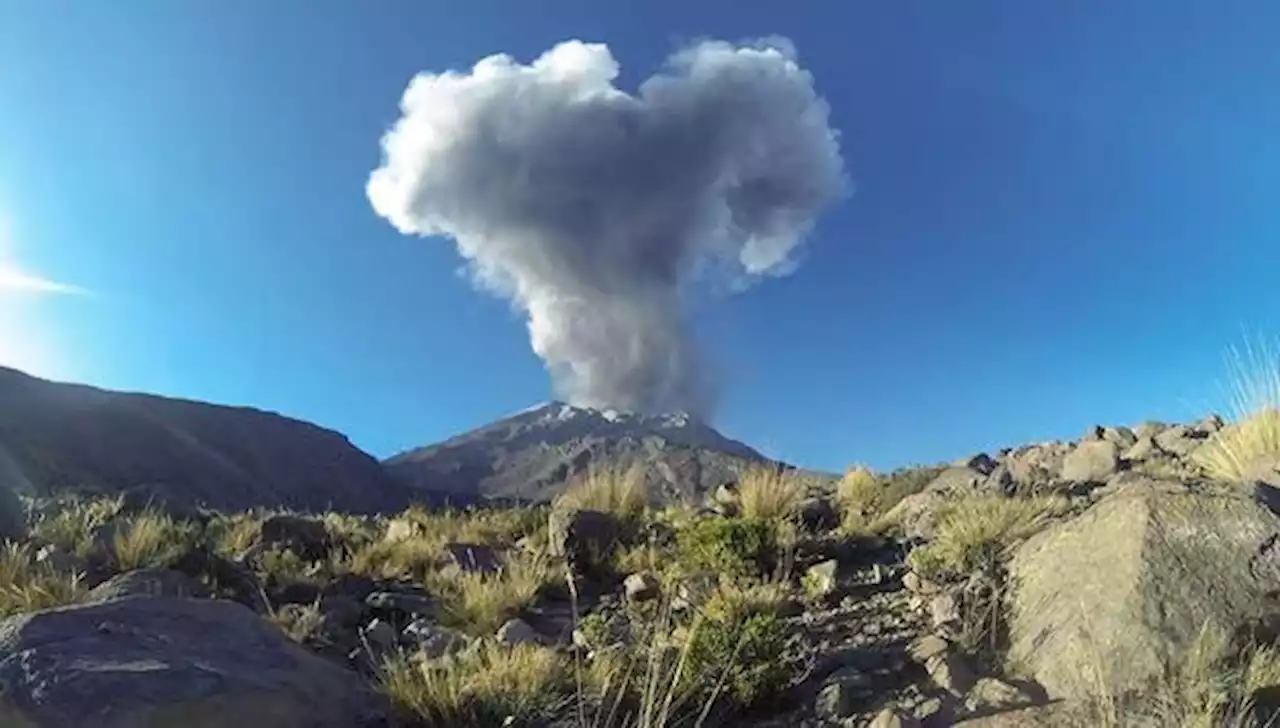 Perú: Volcán Ubinas aumenta su actividad con explosiones