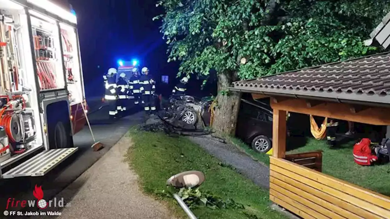 Stmk: Pkw kollidiert mi Straßenlaterne und Baum in St. Jakob am Walde