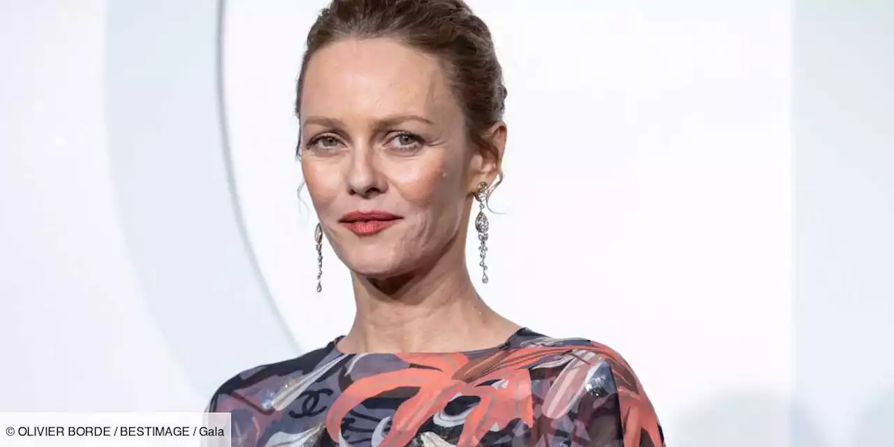 VIDÉO – Vanessa Paradis ultra-glamour en robe noire qui dévoile ses épaules nues dans les rues de Paris - Gala