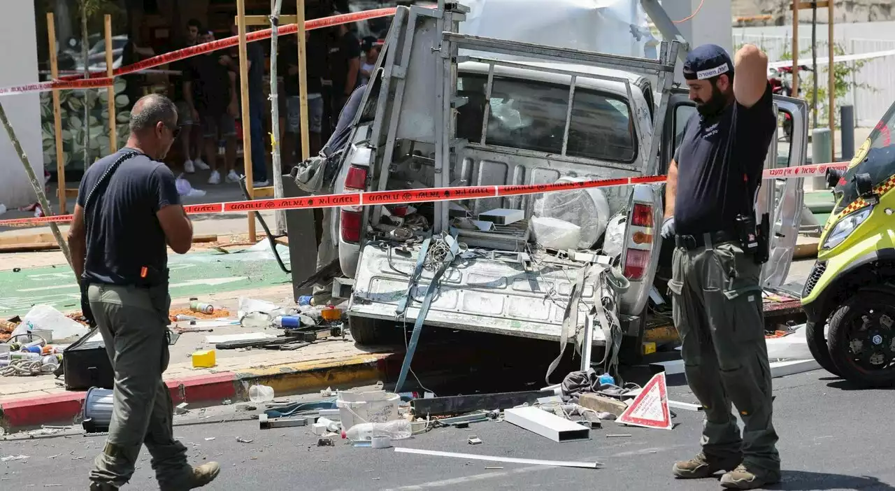 Attentato a Tel Aviv, auto travolge i passanti: 5 feriti. Ucciso l'aggressore