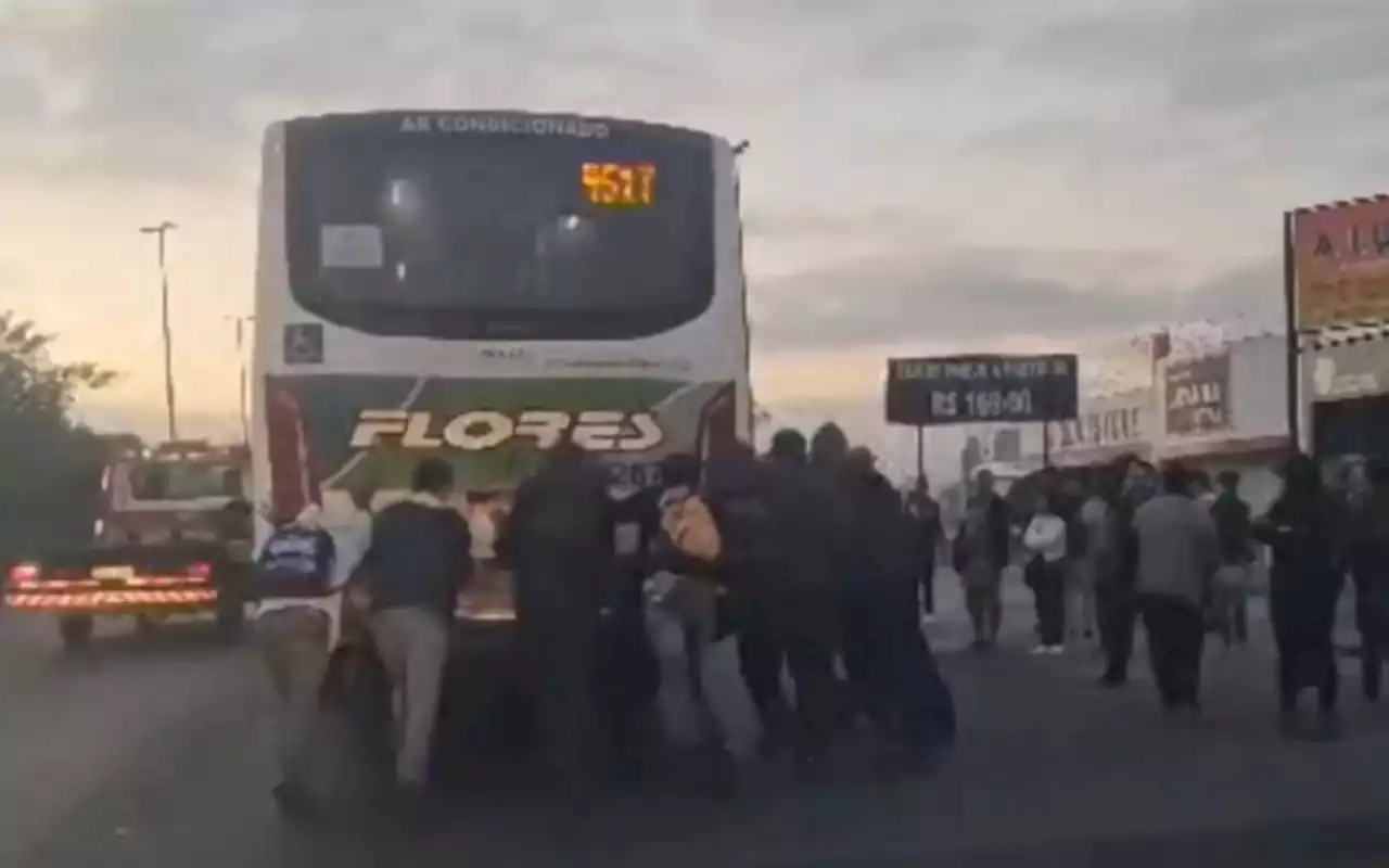 Passageiros empurram ônibus quebrado na Avenida Brasil | Rio de Janeiro | O Dia