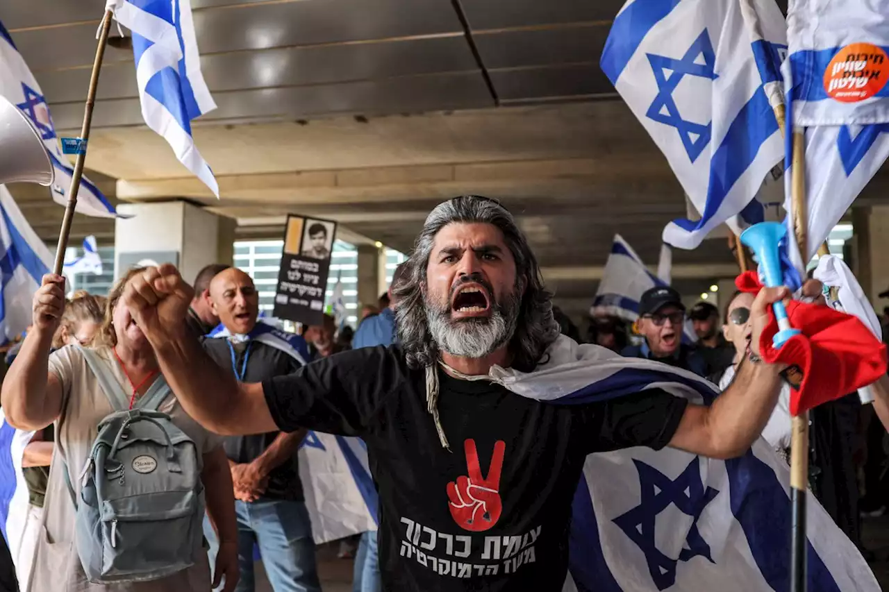 Milhares de israelenses protestam no aeroporto de Tel Aviv contra reforma judicial