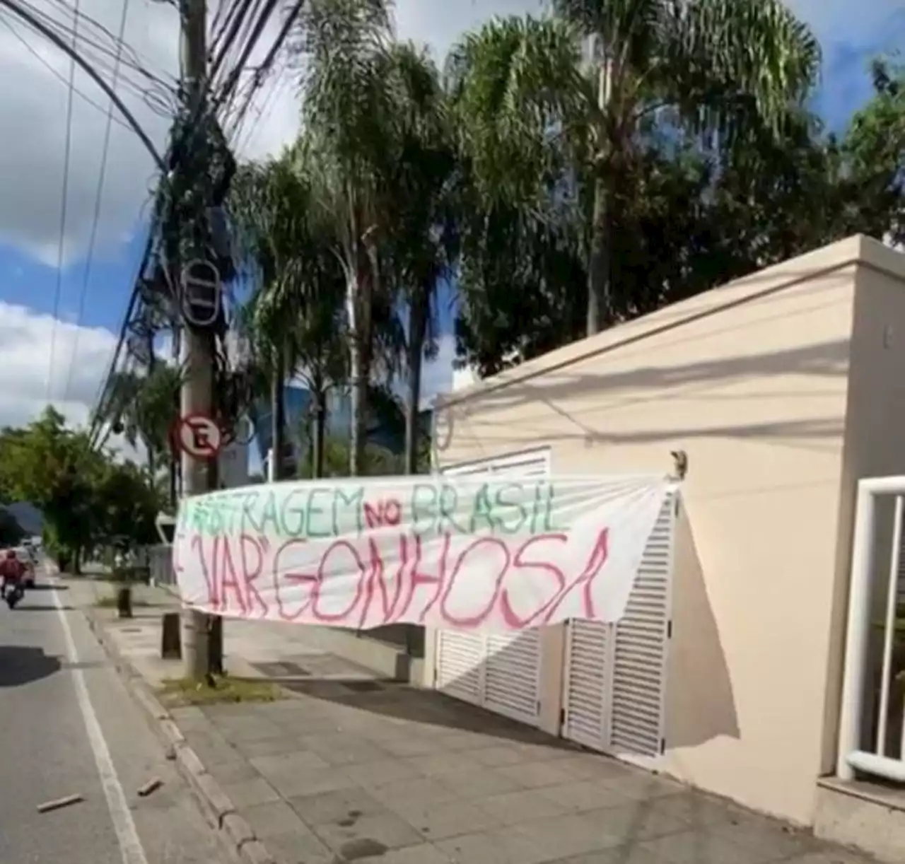 'Vargonhosa': organizada do Palmeiras protesta contra arbitragem na sede da CBF