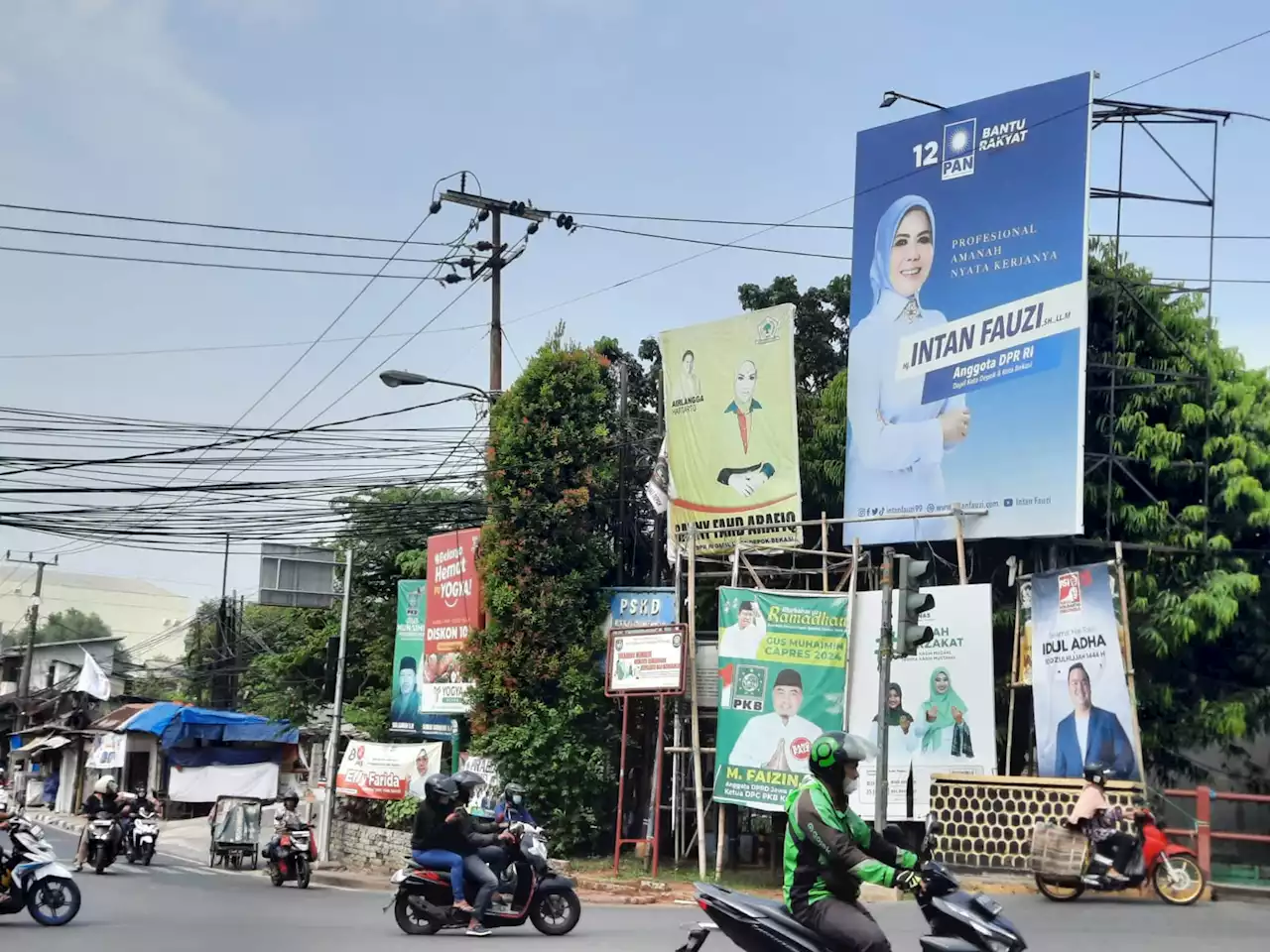 SE Penertiban Atribut Partai Tuai Kritikan, Ikravany Hilman: Copot Dulu Baliho Elly Farida!