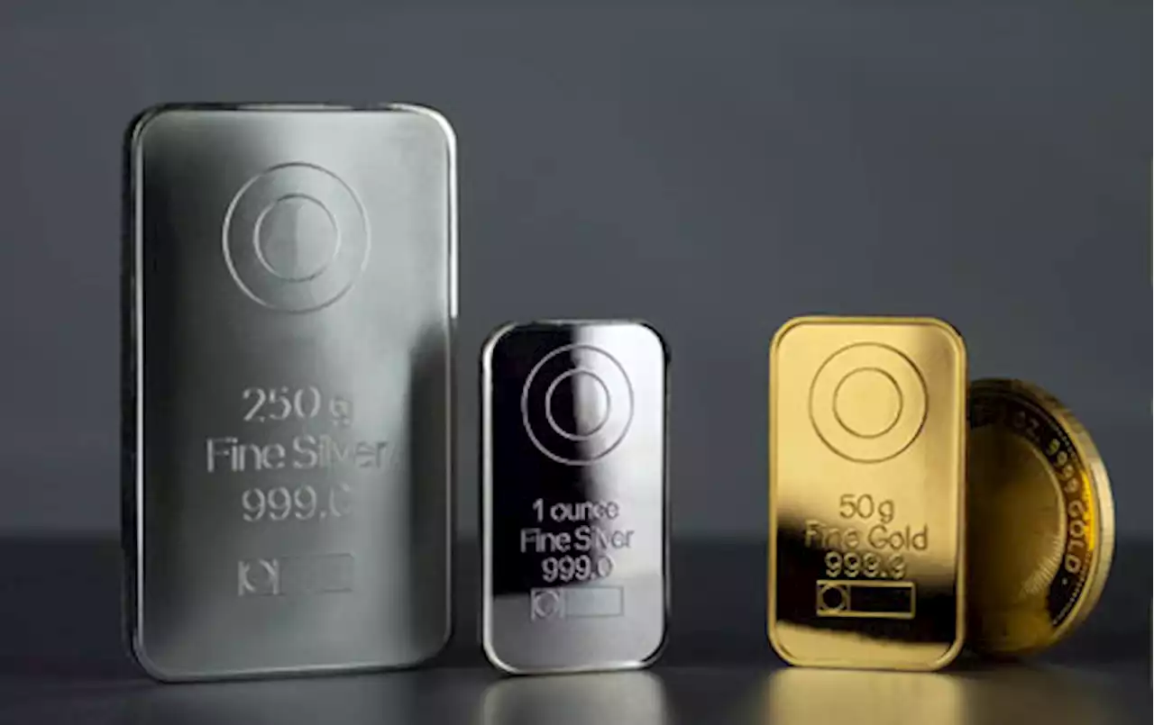 Spot gold and silver prices hold gains, testing resistance in quiet holiday trading