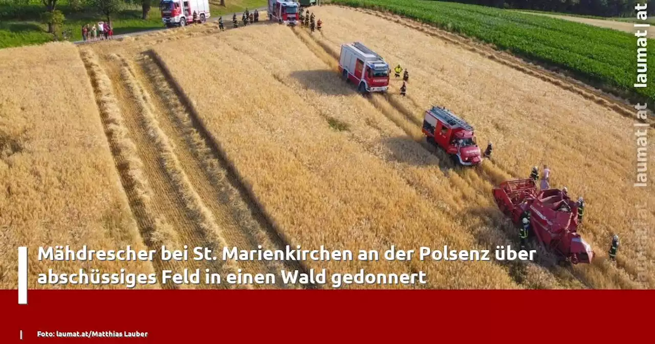 Mähdrescher bei St. Marienkirchen an der Polsenz über abschüssiges Feld in einen Wald gedonnert | laumat|at