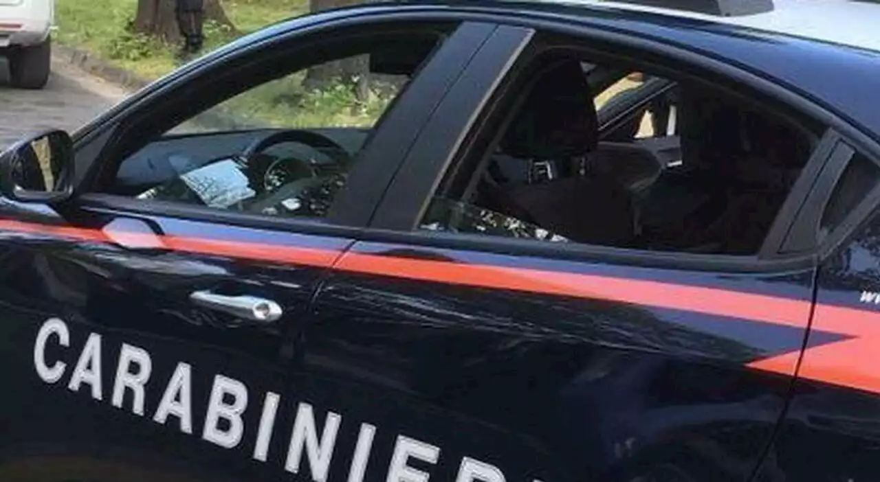 Nonni lasciano la nipote di 3 anni in auto per fare la spesa: denunciati