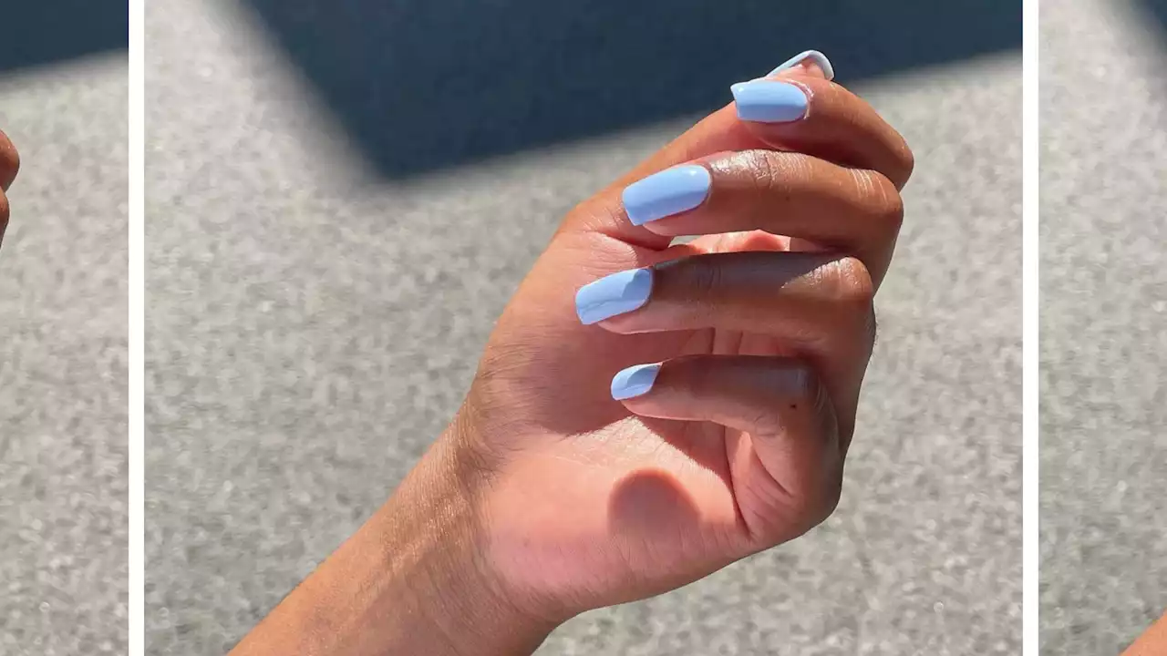 Si vous cherchez une tendance nail art à adopter cet été, voici les « blueberry milk nails »