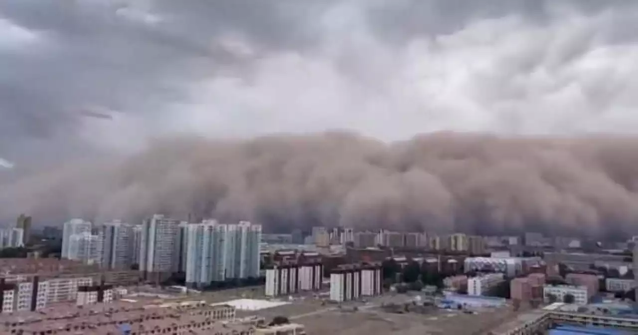 Massive sandstorm with 300ft dust clouds totally engulfs city