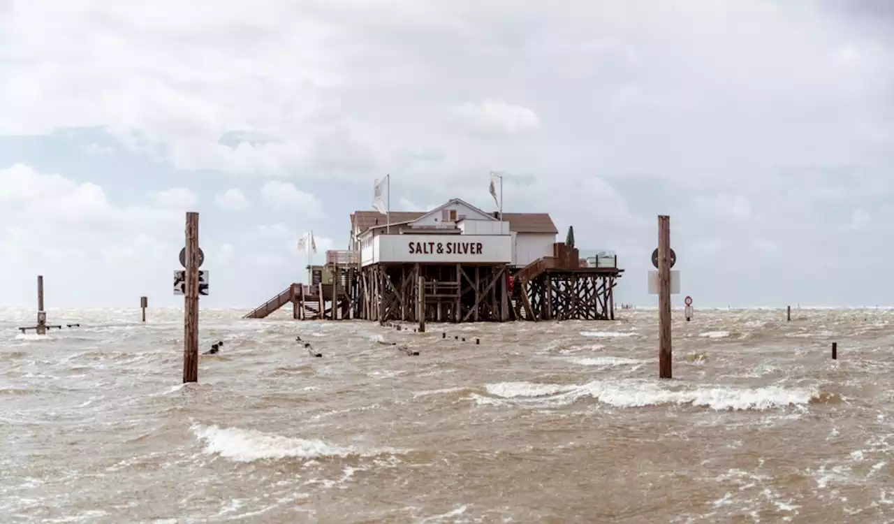 Springflut! Strand in beliebtem Urlaubsort unter Wasser – Restaurant nicht erreichbar