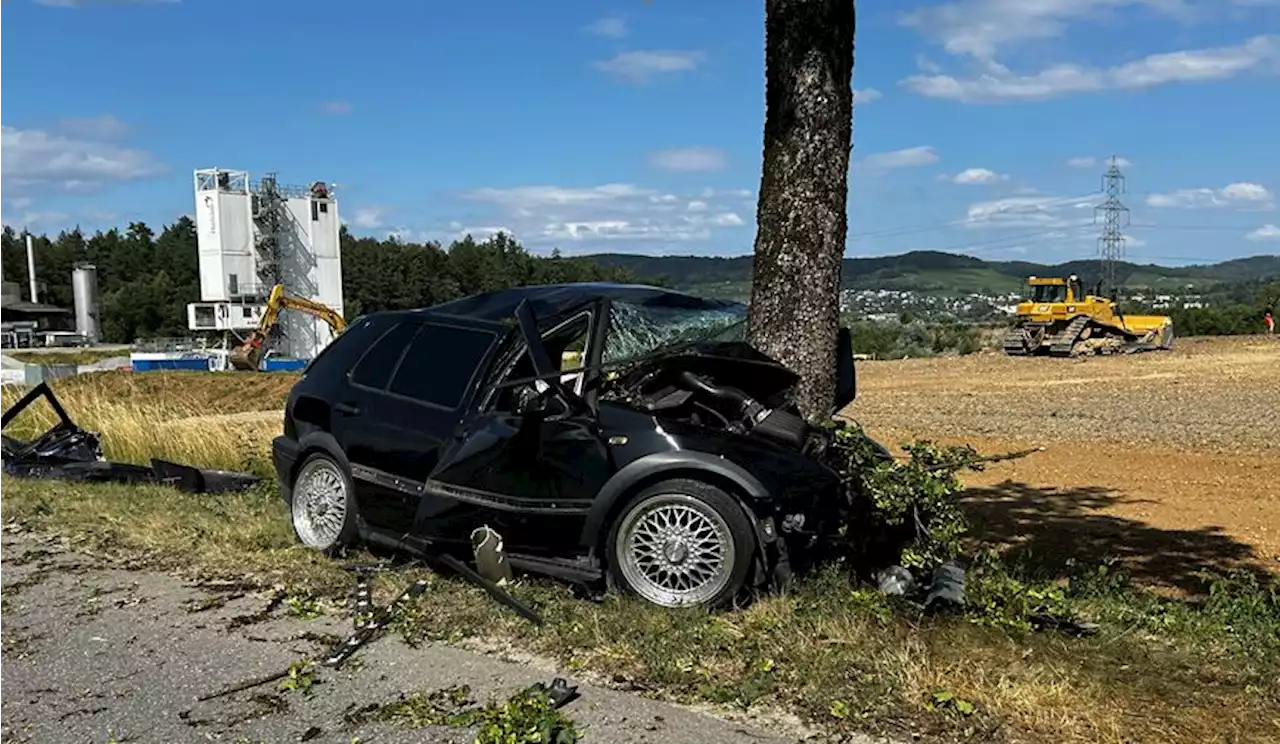 Böttstein AG: Autofahrer (23) kollidiert frontal mit Baum und verletzt sich schwer