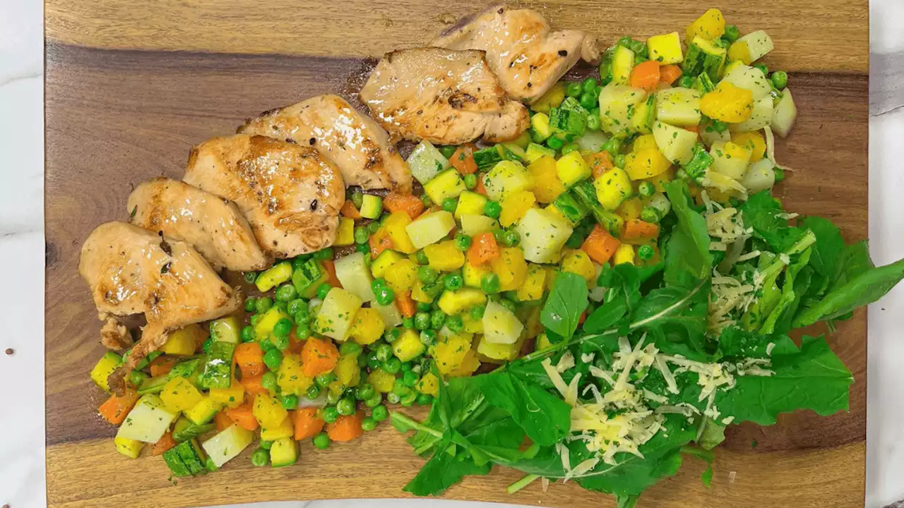 Filé de frango marinado com jardineira de legumes | Band Receitas