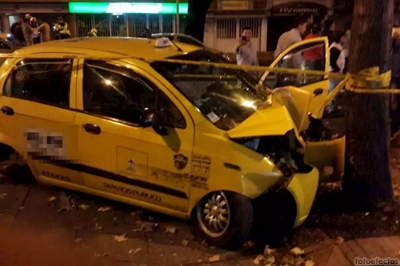 Taxista derribó poste, escapó y provocó un grave accidente en Bogotá que dejó un herido - Pulzo