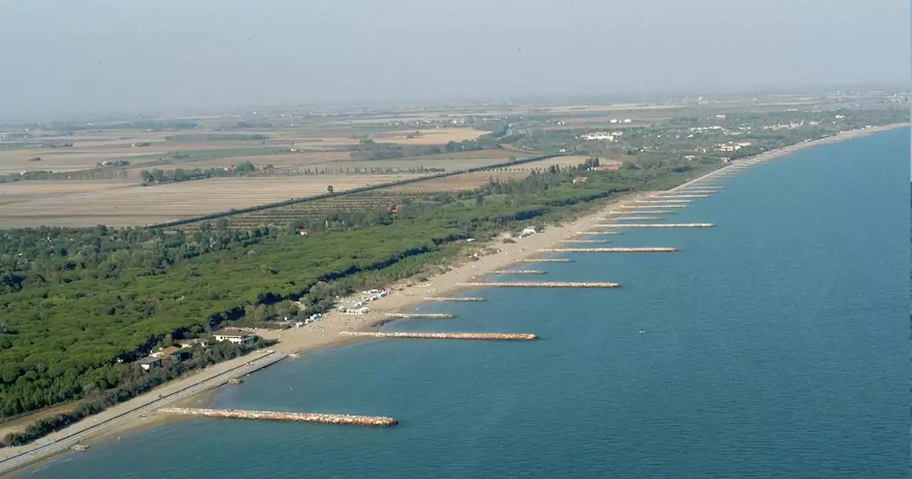 Eraclea Mare, si rovescia un trenino turistico, ci sono feriti