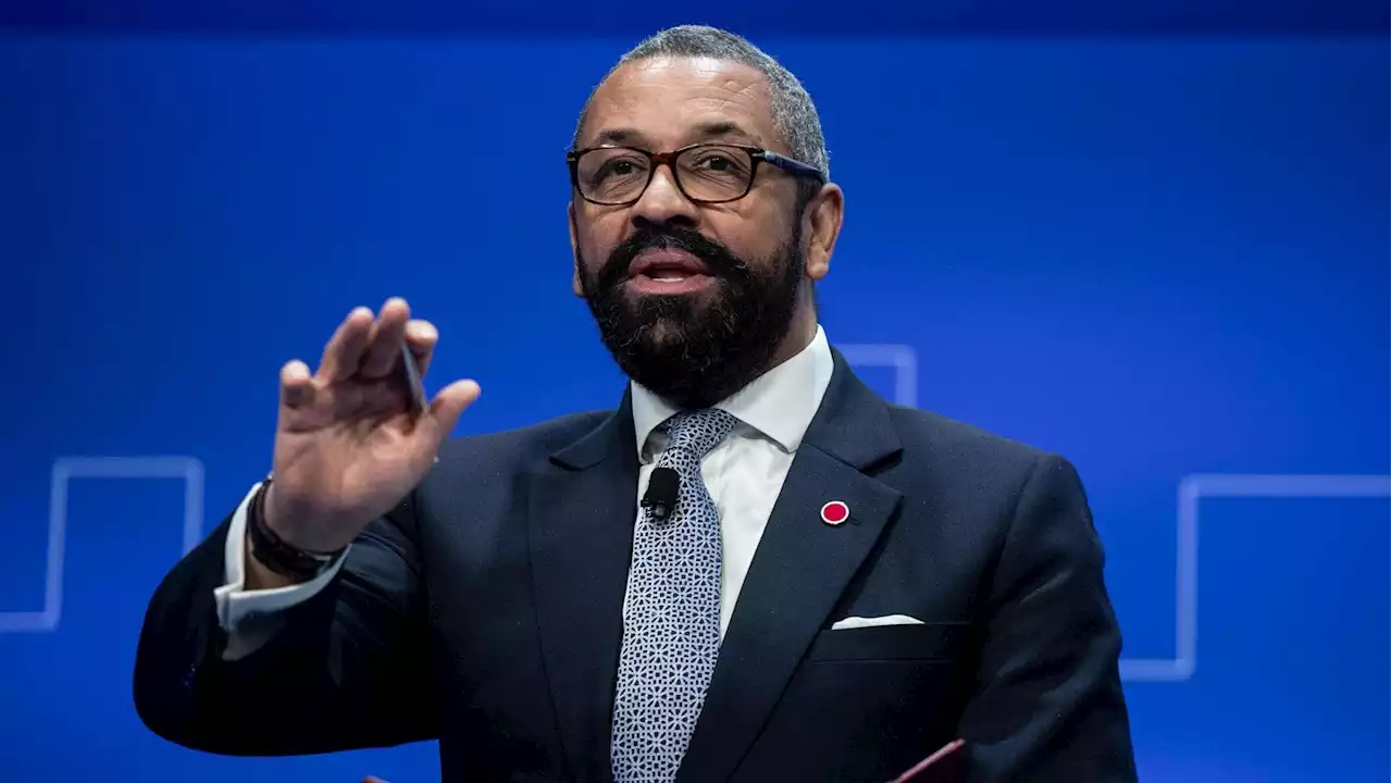 Ucraina, parla il ministro degli Esteri britannico James Cleverly: “Serve una pace vera, senza fretta o illusioni. Lo insegna la Crimea”