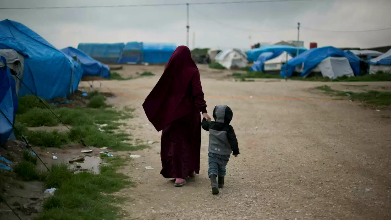 La France rapatrie dix femmes et vingt-cinq enfants des camps de prisonniers jihadistes en Syrie